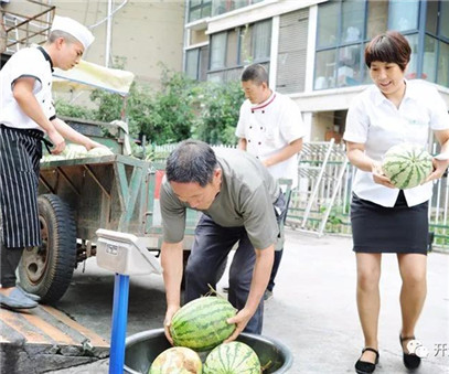 買下一整車西瓜，讓瓜農(nóng)早點回家